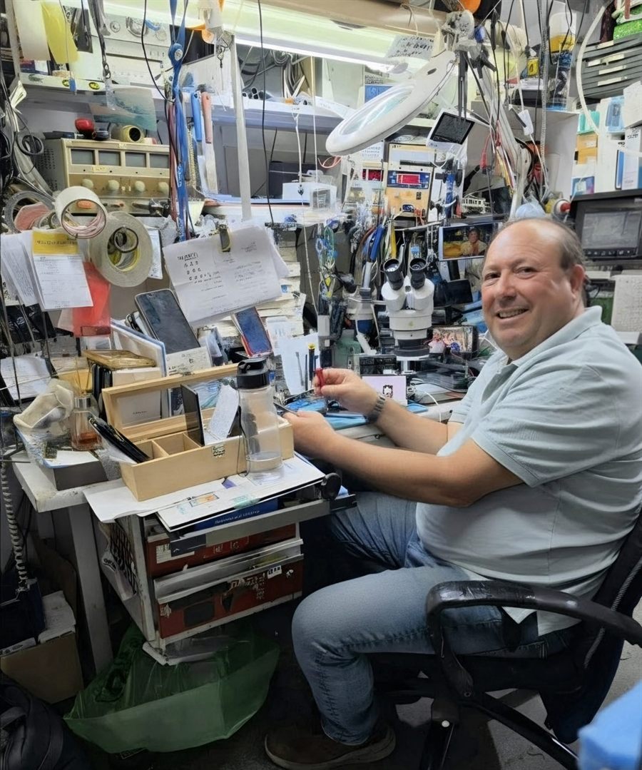 ברוך אדלשטיין ליד שולחן המעבדה בפון גת